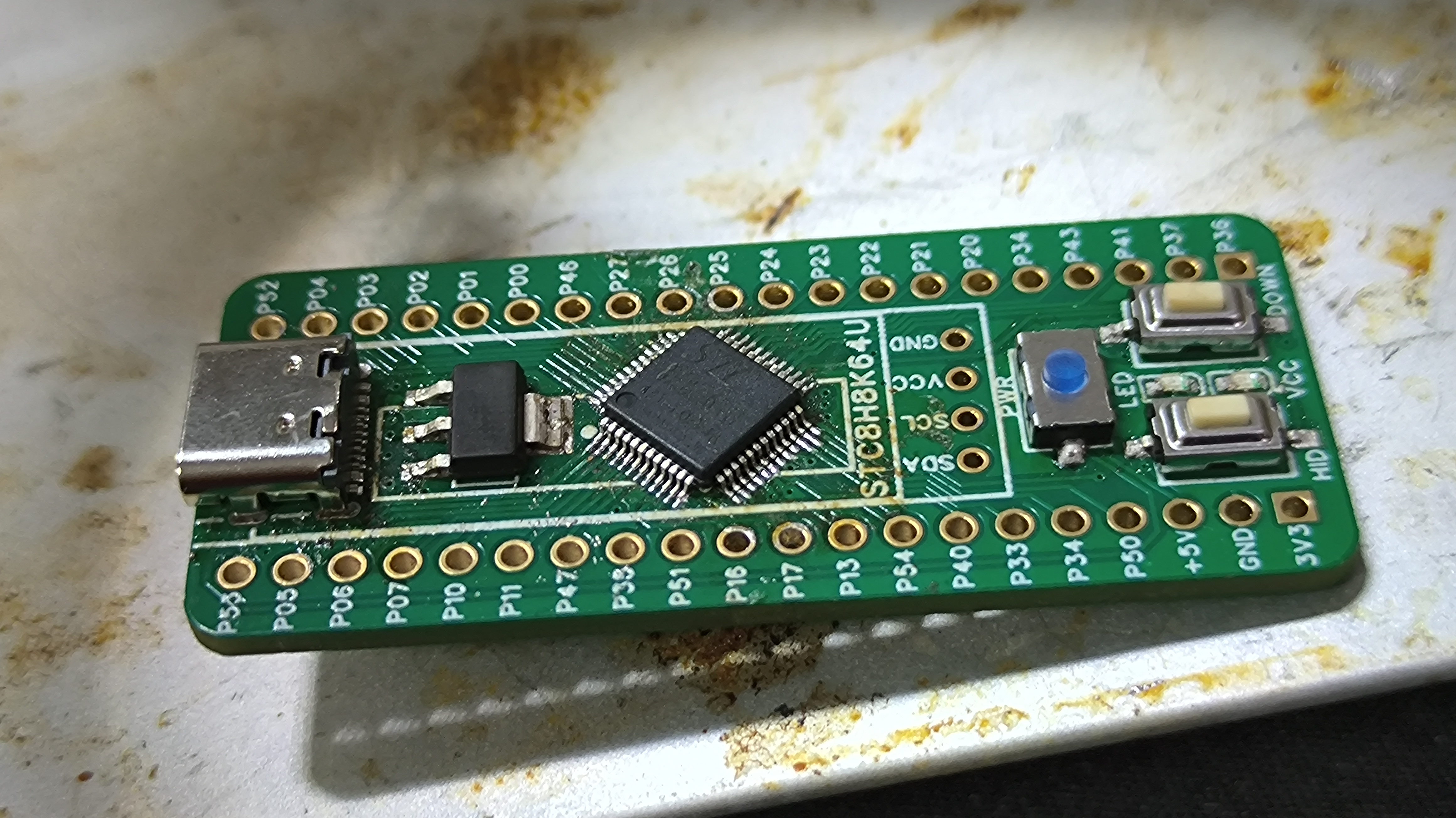 蓝色按键是接USB5V的常闭开关